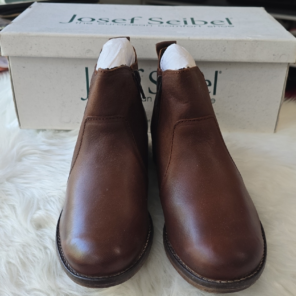 Josef Seibel Women's Chukka Boots in Rich Brown (Unisex)